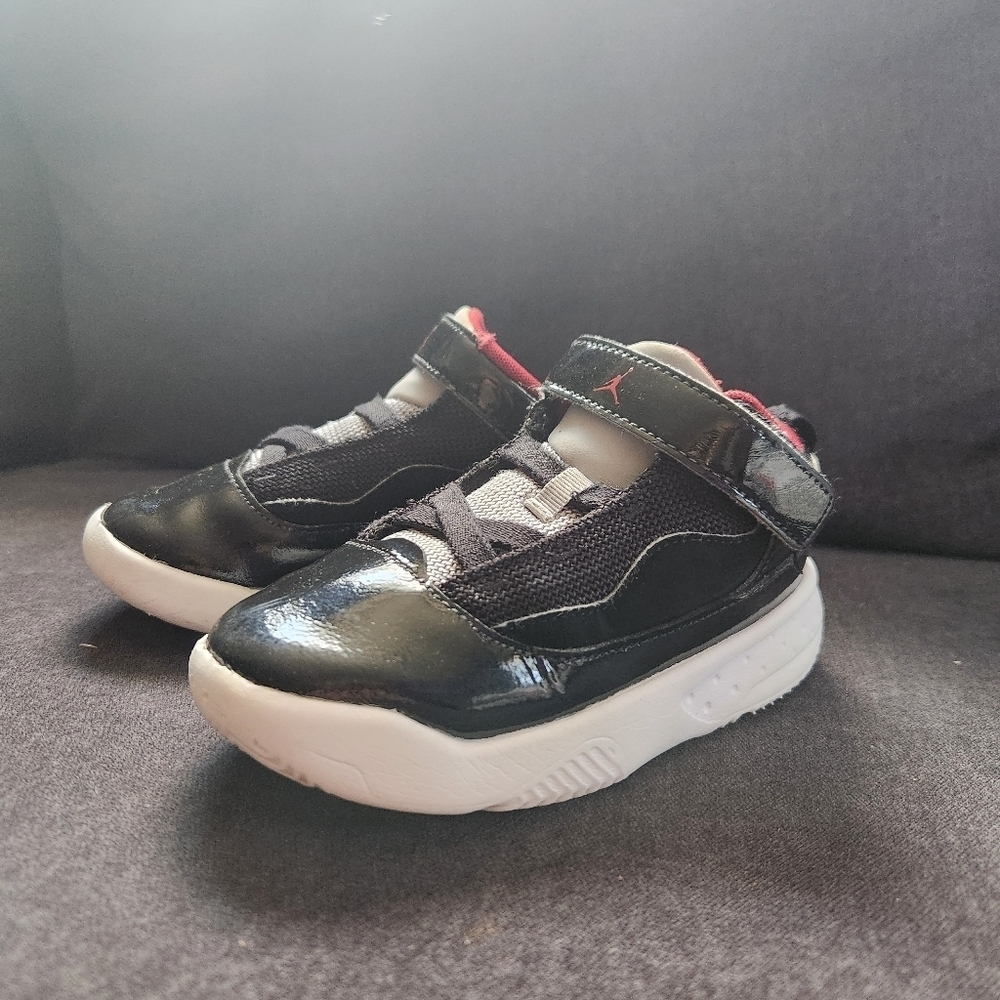Nike Air Jordan Max Aura TD Sneakers Little kids size 8.5C Black Red